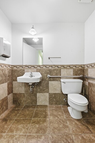 More Photos Of 2422-2424 W 41st St, Tulsa Showroom For Lease