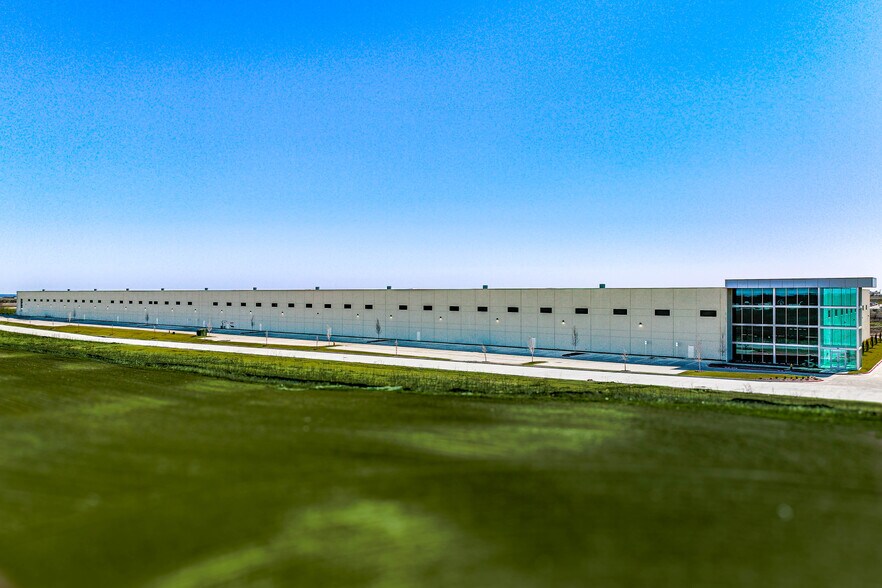 More Photos Of 611 N Stemmons Fwy, Sanger Warehouse For Lease