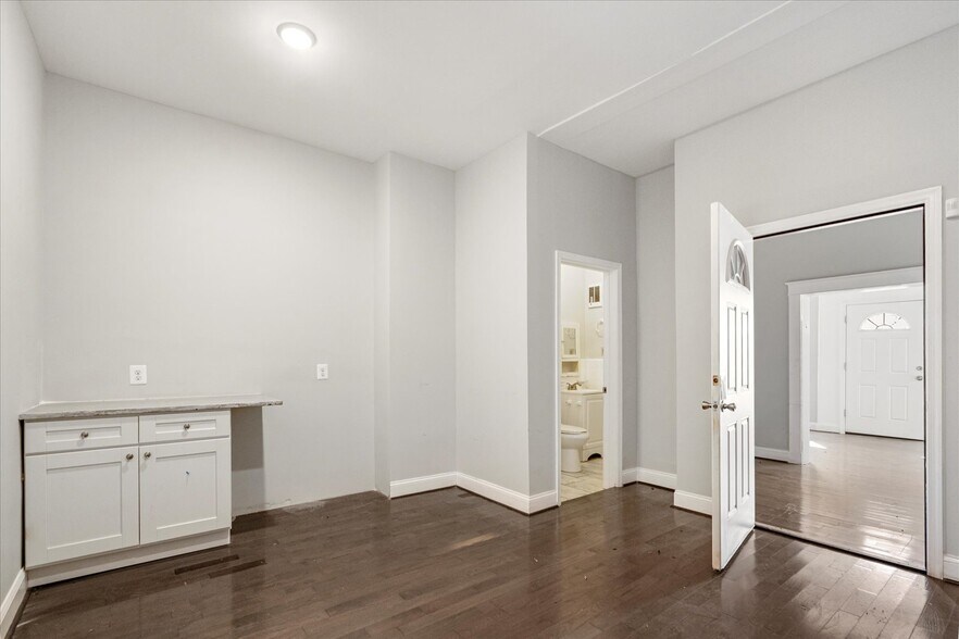 More Photos Of 204 E 25th St, Baltimore Office For Sale