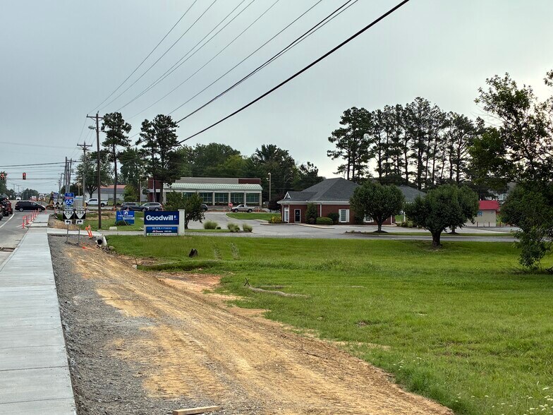 More Photos Of 2904 US 31 W, White House General Retail For Lease