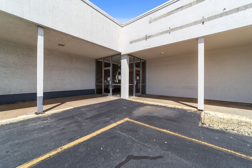 More Photos Of 607 S Main St, King Unknown For Lease