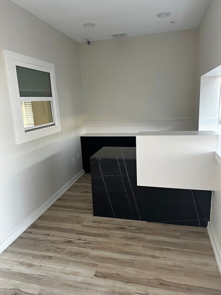 More Photos Of 11721 Von Quintus Rd, Austin Flex For Lease
