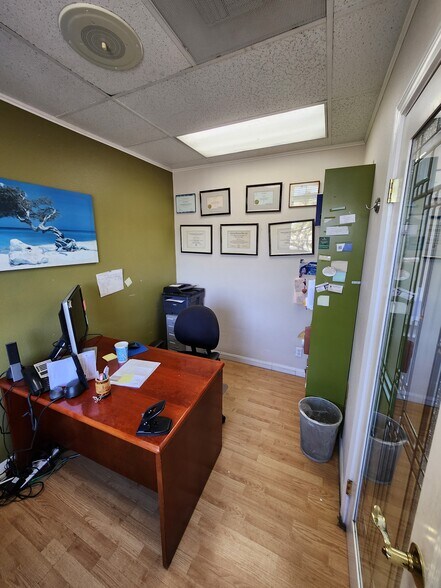 More Photos Of 960 W 17th St, Santa Ana Office For Sale