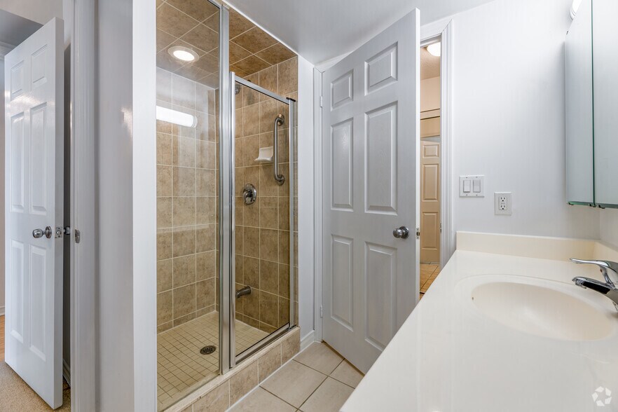 More Photos Of 925 Bay St, Toronto Apartments For Lease