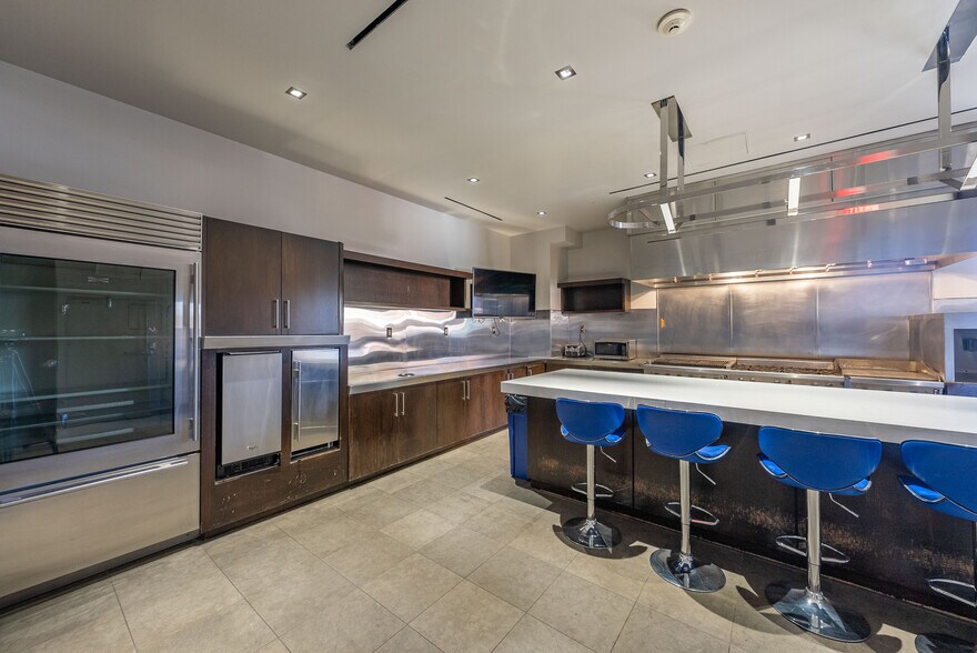 More Photos Of 2960 W Sahara Ave, Las Vegas Office For Lease