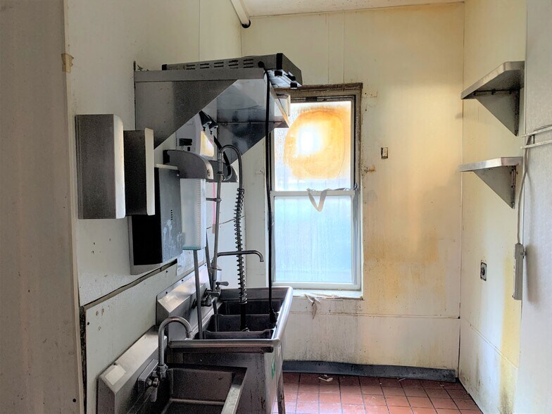 More Photos Of 572 Myrtle Ave, Brooklyn Storefront Retail Office For Lease