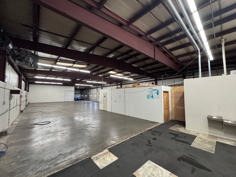 More Photos Of 378 Sundown Rd, South Elgin Warehouse For Lease