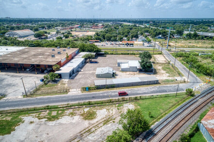 More Photos Of 1402 Hoefgen Ave, San Antonio Warehouse For Sale