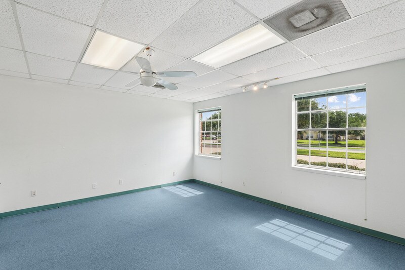 More Photos Of 451 Landing Blvd, League City Office For Sale