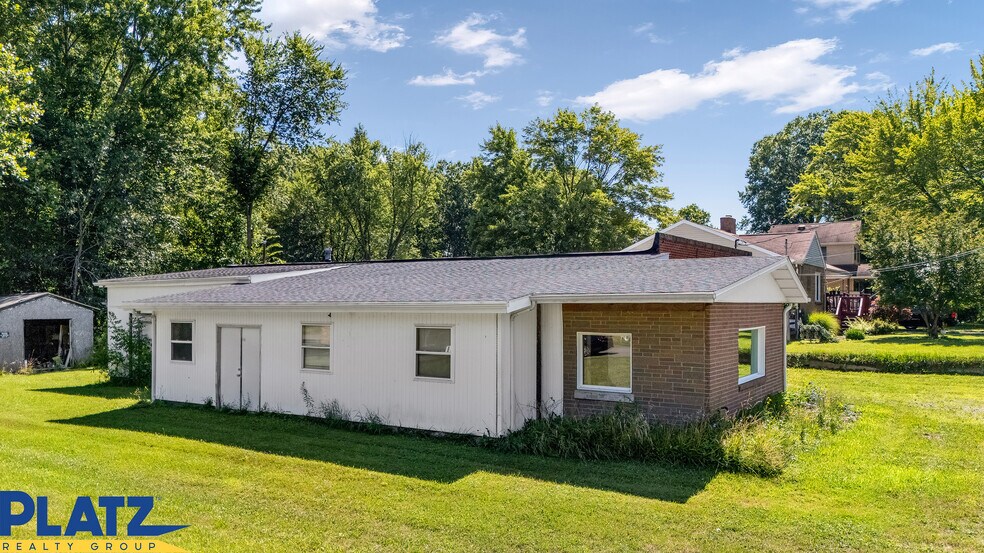 More Photos Of 4590 Eagle Creek Rd, Leavittsburg Showroom For Lease