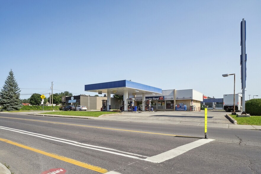 More Photos Of 80-90 Rue Quévillon, Varennes Convenience Store For Sale