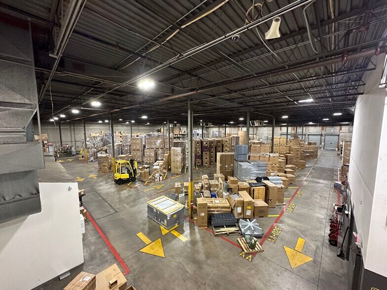 More Photos Of 21 Crossway E, Bohemia Warehouse For Lease