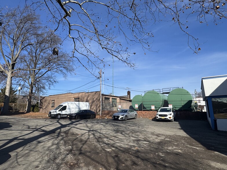More Photos Of 28-38 Burnett Ave, Maplewood Manufacturing For Lease