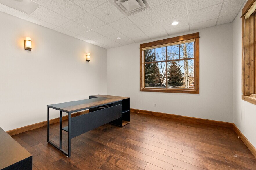More Photos Of 1940 W Dickerson St, Bozeman Office For Lease