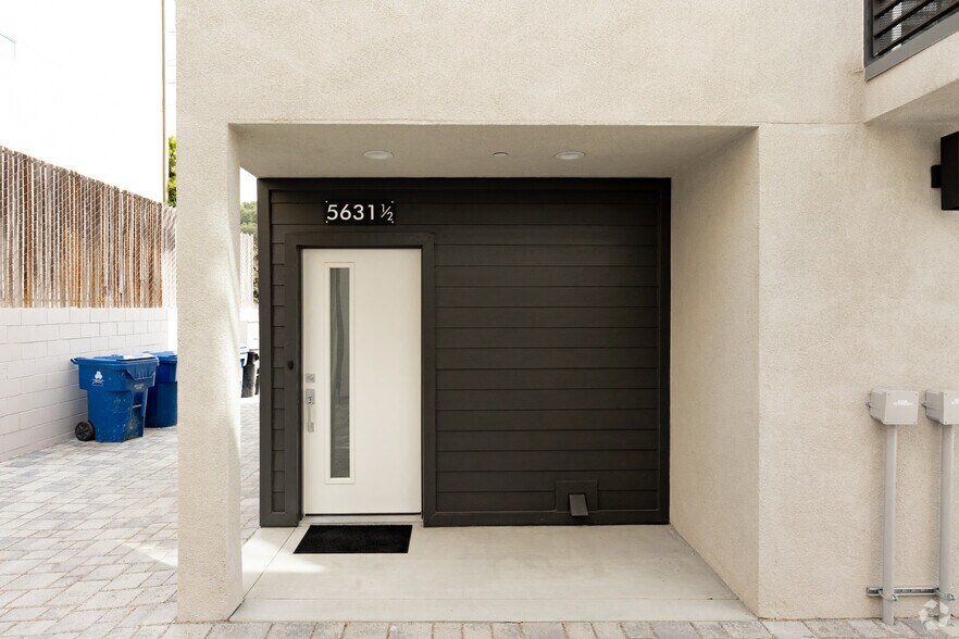 More Photos Of 5631 Whitnall Hwy, North Hollywood Apartments For Sale