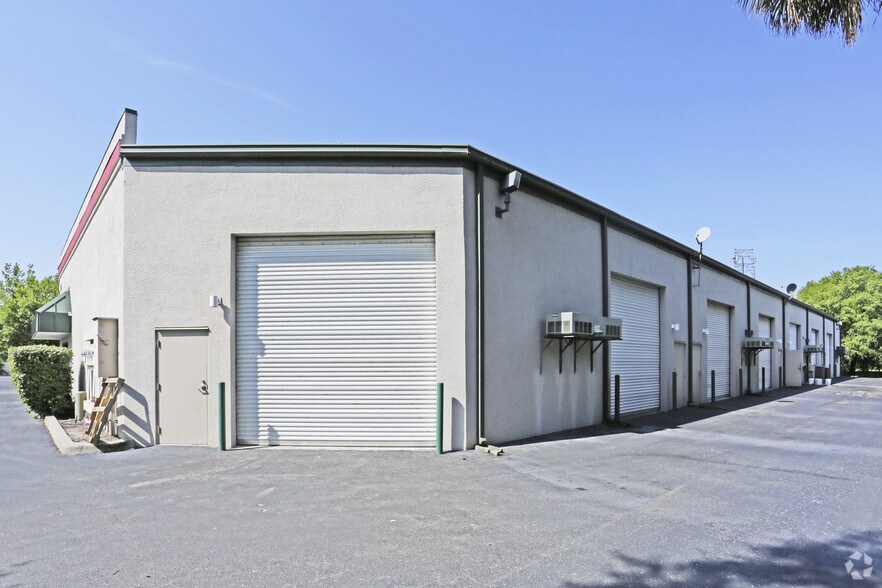 More Photos Of 800 Bell Rd, Sarasota Showroom For Lease