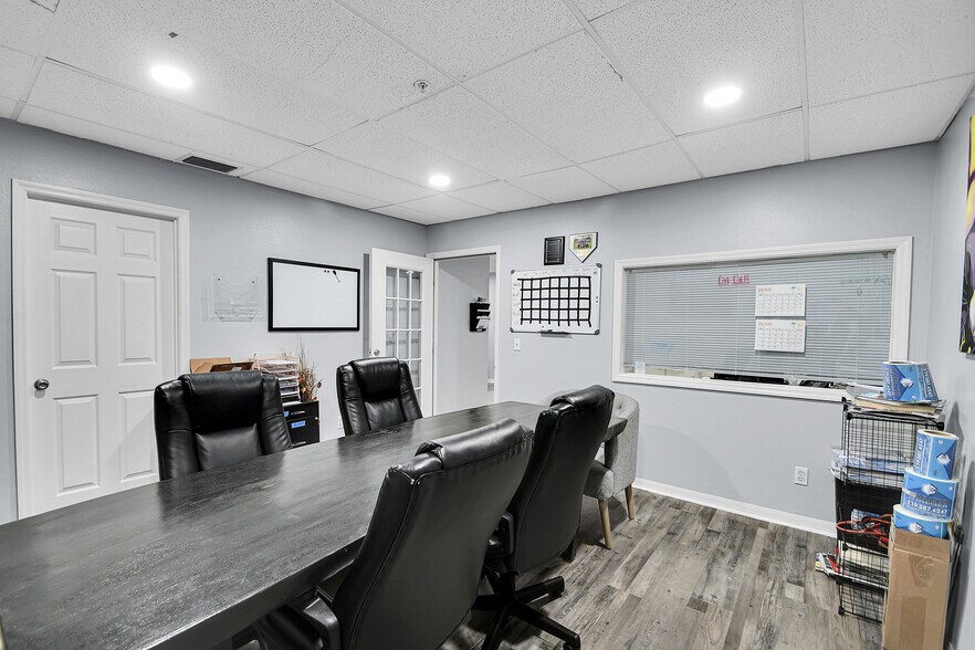 More Photos Of 12165 Metro Pky, Fort Myers Light Manufacturing For Lease