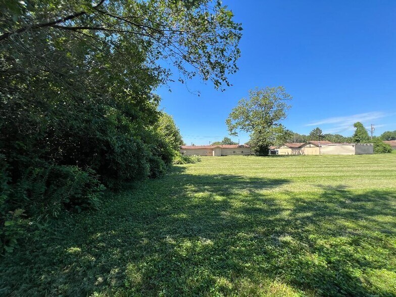 More Photos Of 1560 E 10th St, Jeffersonville Hotel For Sale