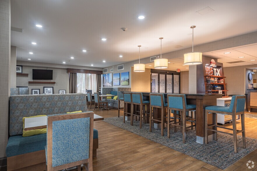 More Photos Of 8620 Airport Blvd, Houston Hotel For Sale