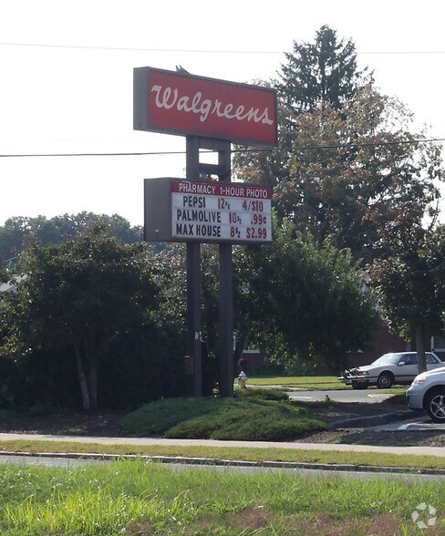 More Photos Of 50 Saint James Blvd, Springfield Drugstore For Lease