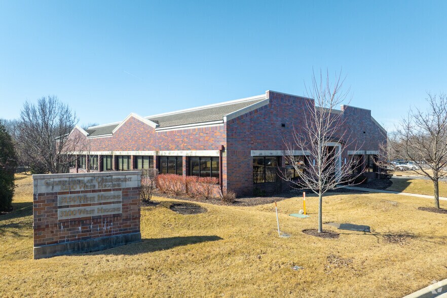 Primary Photo Of 3200 W Higgins Rd, Hoffman Estates Medical For Lease