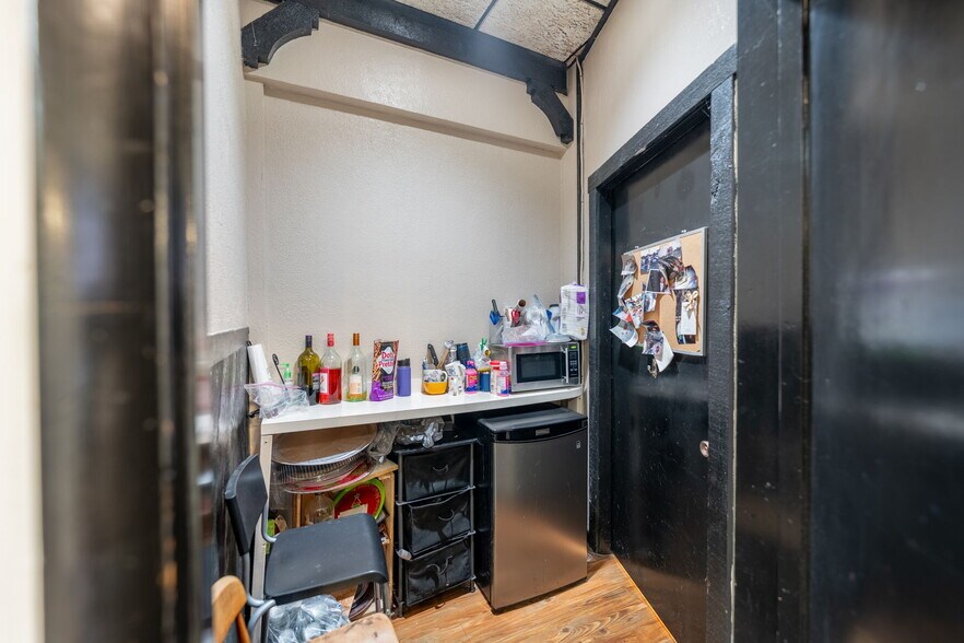 More Photos Of 733-735 Allegheny River Blvd, Verona Storefront For Sale