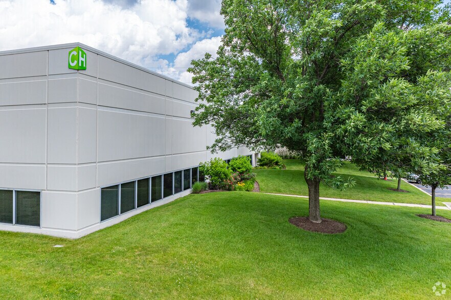 More Photos Of 1140-1152 N Main St, Lombard Warehouse For Lease