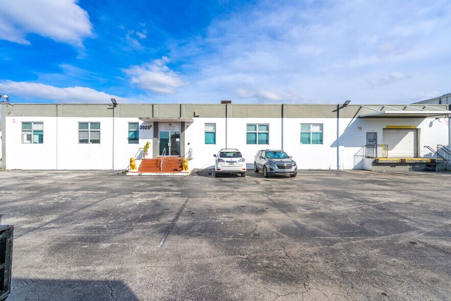 More Photos Of 3925 E 10th Ct, Hialeah Warehouse For Lease