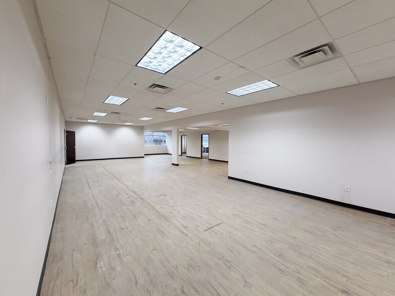 More Photos Of 10 County Line Dr, Cromwell Warehouse For Lease