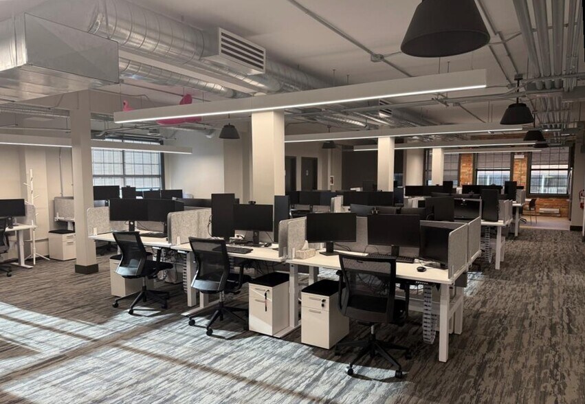 More Photos Of 46-58 Chatham St W, Windsor Office For Lease