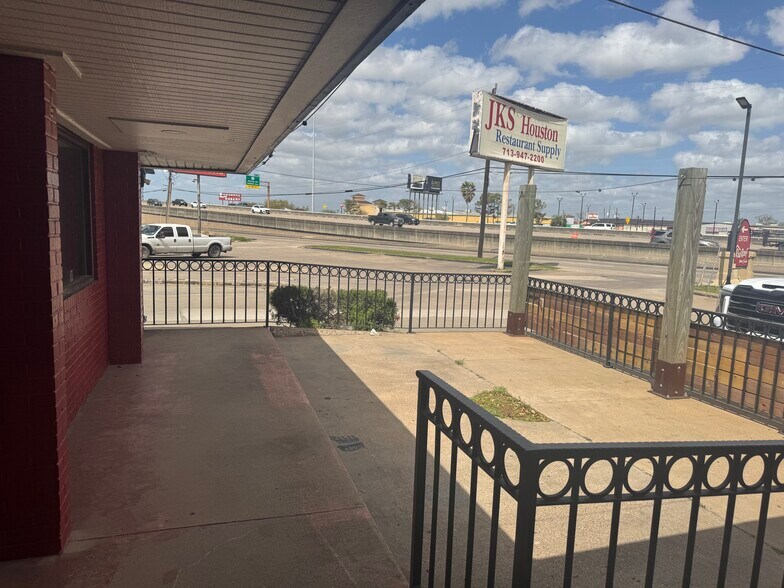 More Photos Of 9902 Gulf Fwy, Houston Restaurant For Sale