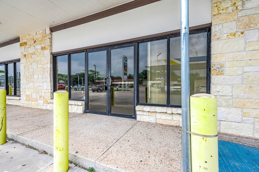 More Photos Of 1417 7th St, Bay City Storefront For Lease