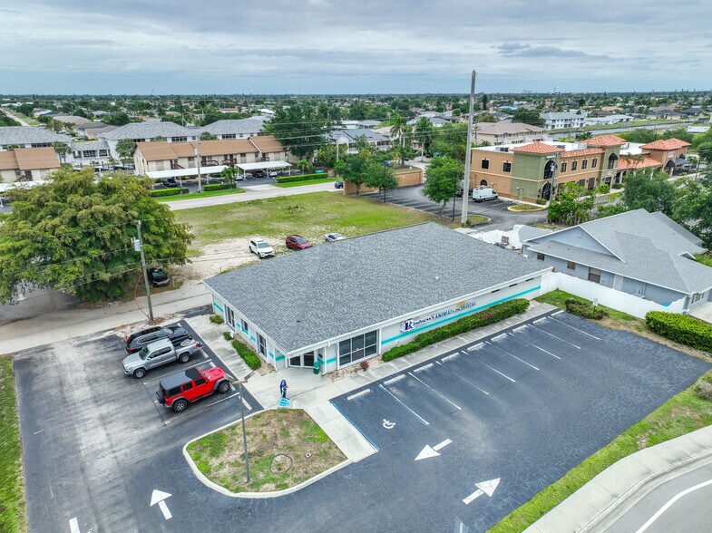 More Photos Of 715 Cape Coral Pky, Cape Coral Veterinarian Kennel For Sale