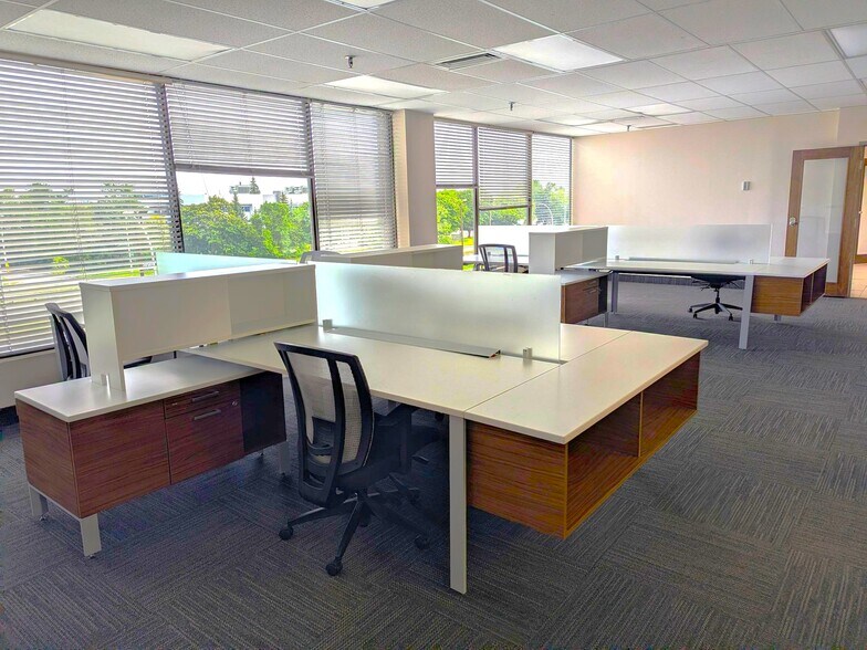 More Photos Of 7575 Rte Transcanadienne, Montréal Office For Lease