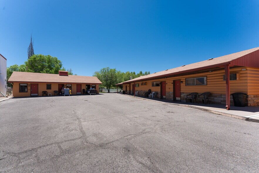 More Photos Of 1624 E Main St, Montrose Hotel For Sale