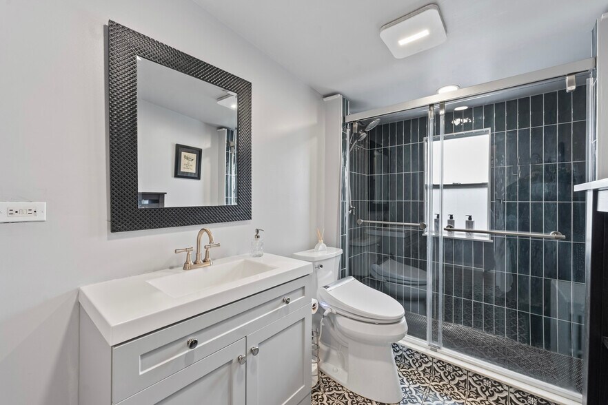 More Photos Of 310 W Irving Park Rd, Wood Dale General Retail For Sale