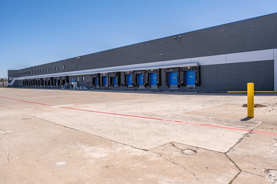 More Photos Of 1350 Avenue S, Grand Prairie Distribution For Lease