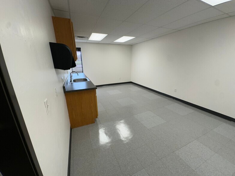 More Photos Of 401 SE 59th St, Oklahoma City Distribution For Sale