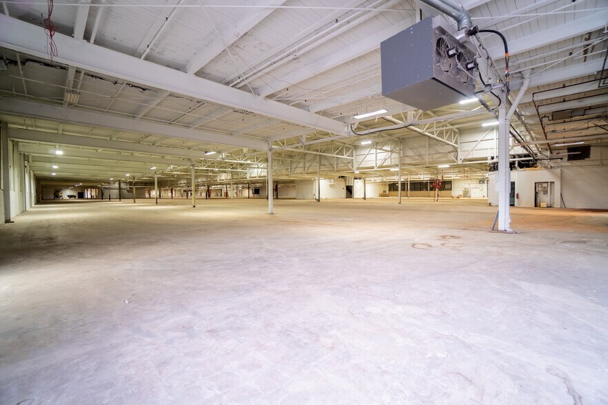 More Photos Of 4041 N Richards St, Milwaukee Manufacturing For Lease