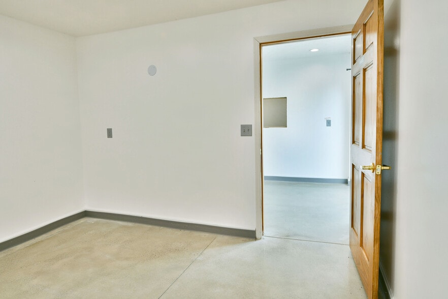 More Photos Of 3019 Parkman Rd NW, Warren Flex For Sale