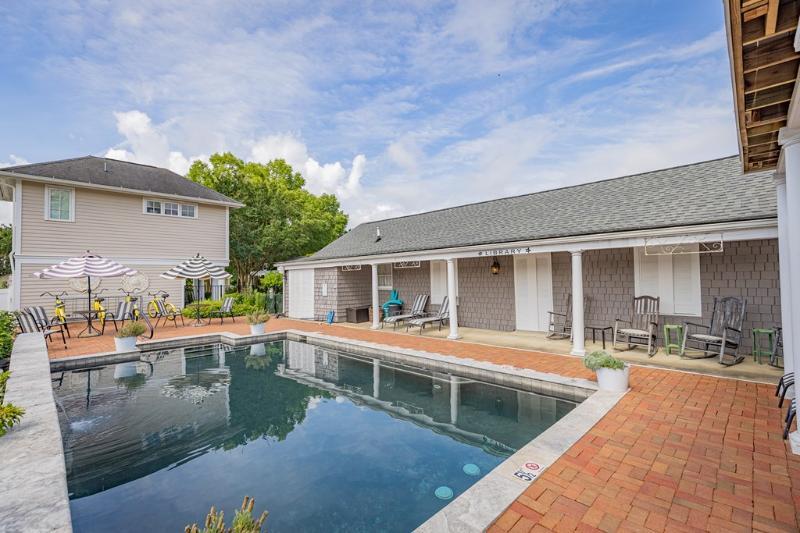 More Photos Of 65 Tavern Rd, Irvington Hotel For Sale