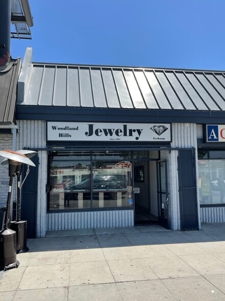 More Photos Of 21930-21932 Ventura Blvd, Woodland Hills Storefront For Lease
