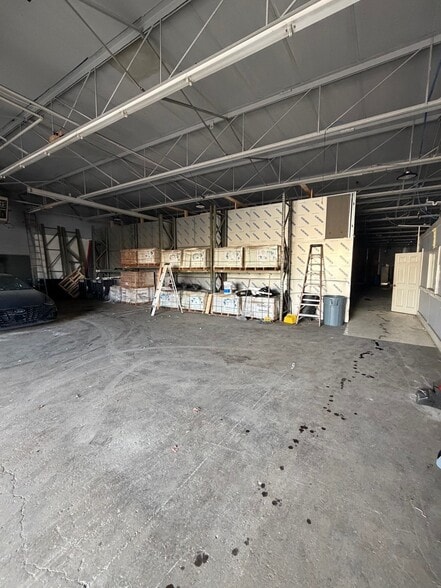 More Photos Of 8915-8925 Northend Ave, Ferndale Warehouse For Lease