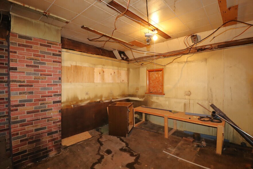 More Photos Of 522 Sanborn Ave, Ashland Storefront Retail Residential For Sale