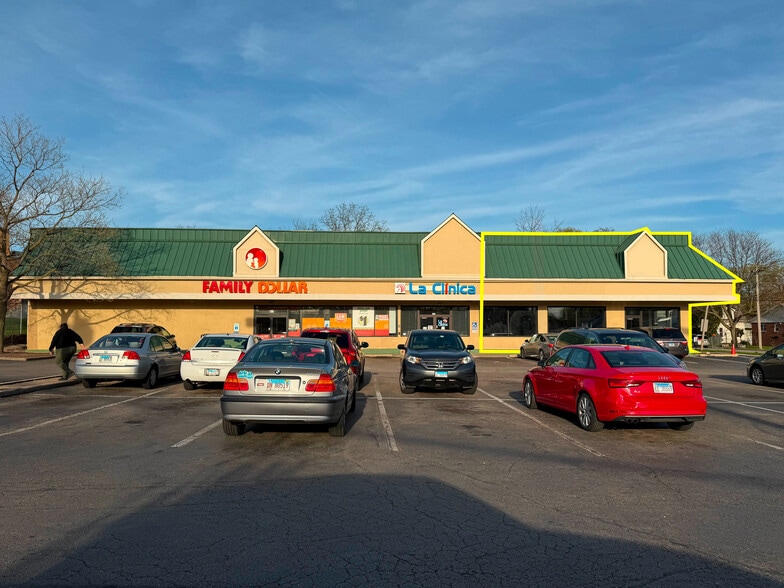 Primary Photo Of 609-611 Dundee Ave, Elgin Freestanding For Lease