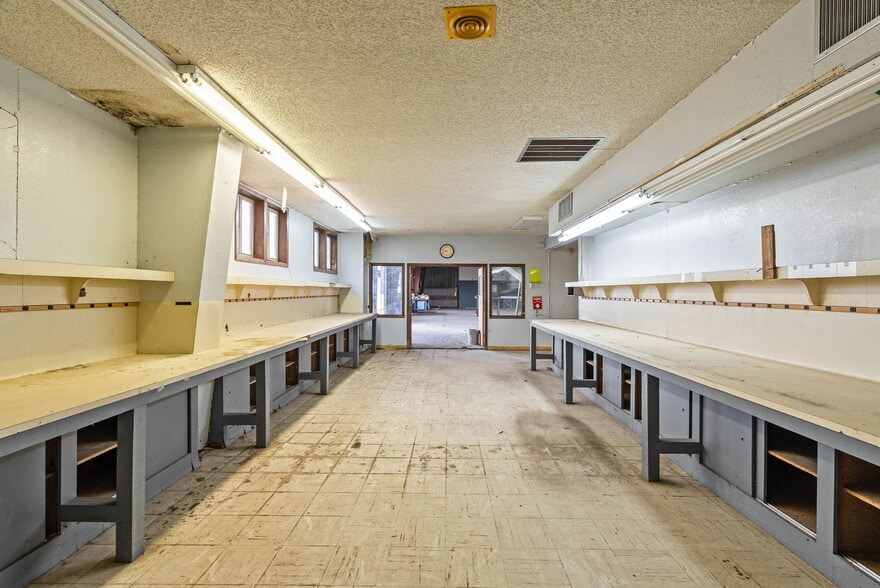 More Photos Of 3806 E Rio Grande St, Victoria Warehouse For Sale