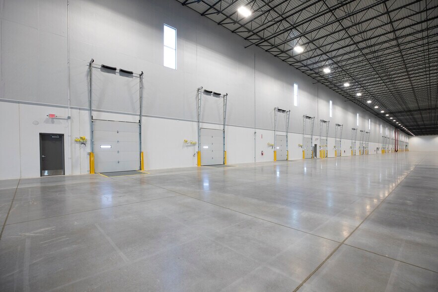 More Photos Of 10200 Edgerton Rd, De Soto Distribution For Lease