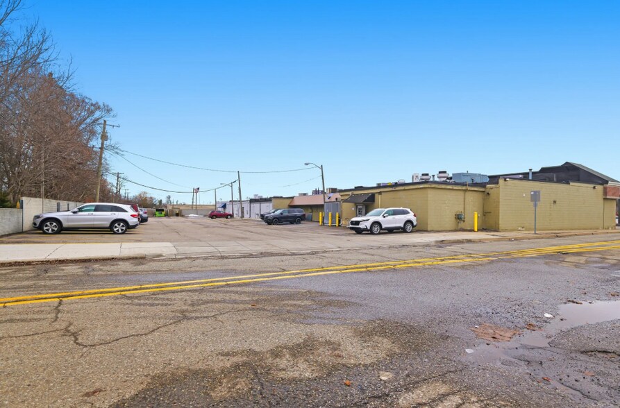 More Photos Of 1052-1072 W Huron St, Waterford Freestanding For Lease