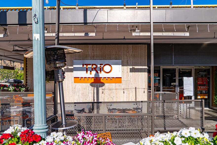 More Photos Of 707-745 N Palm Canyon Dr, Palm Springs Restaurant For Lease