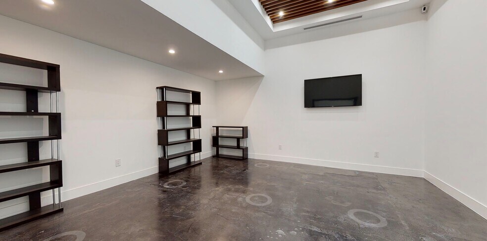 More Photos Of 5325 Topanga Canyon Blvd, Woodland Hills Office Residential For Lease